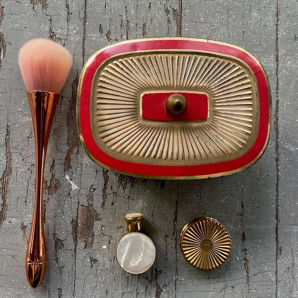 1920s inspired makeup brush